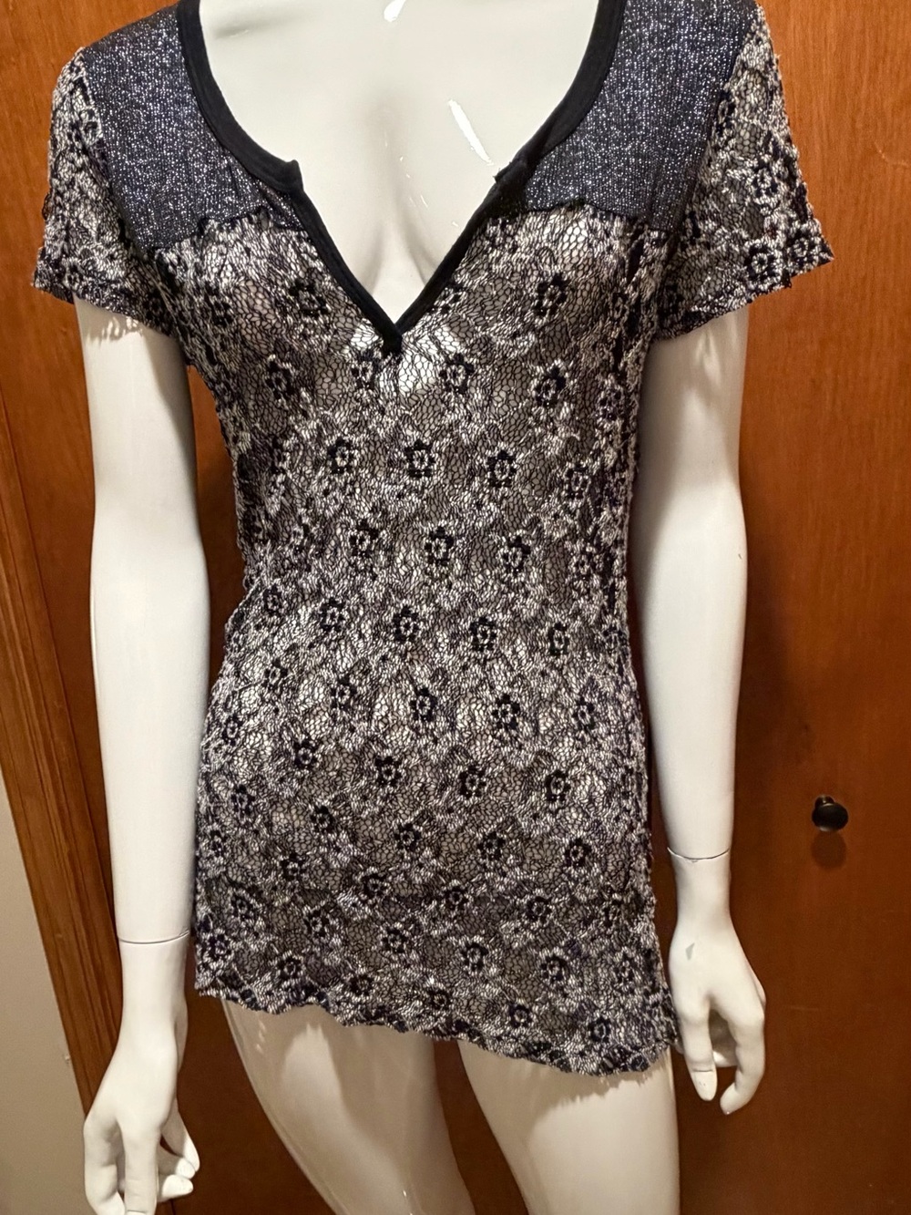 BKE Boutique Black & White Lace-Print V-Neck Short Sleeve Top